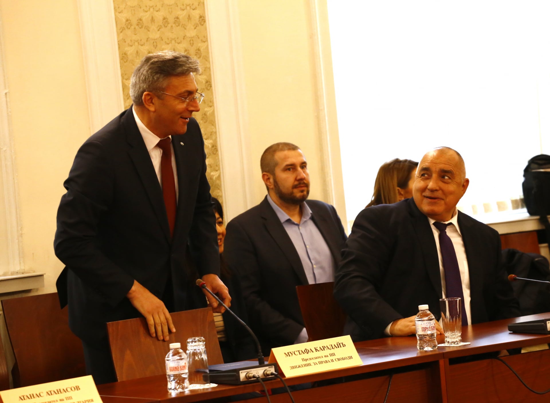 Извънредно от парламента: ДПС подкрепи правителство на ГЕРБ, тече съдбовна среща в кабинета на...
