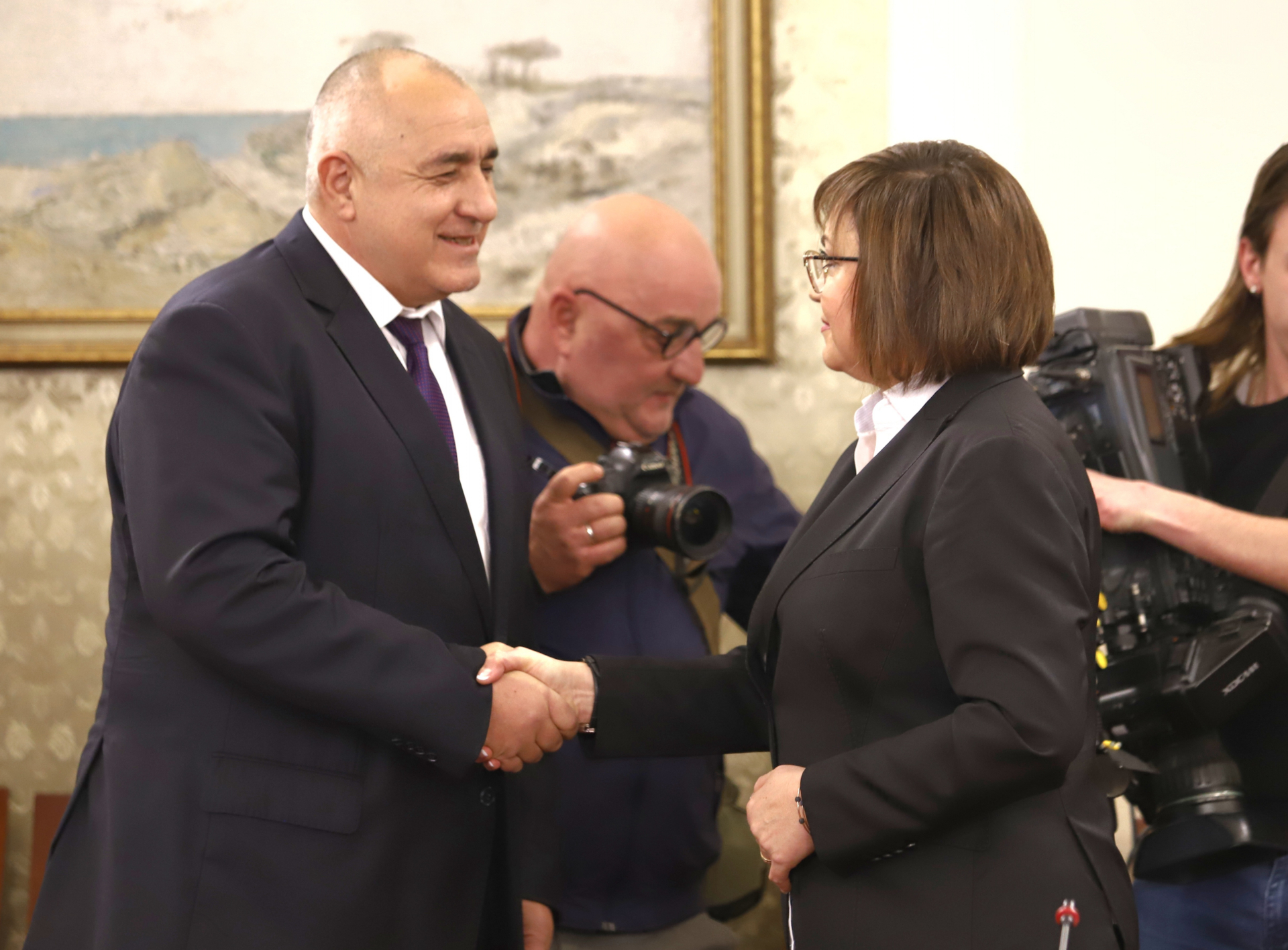 БСП с първи изводи след срещата с Борисов, Карадайъ и Янев