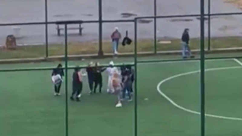 Мрежата пламна заради стореното от деца под дъжда в Перник ВИДЕО
