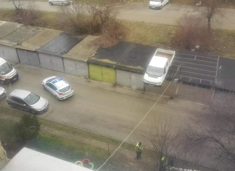 Кола направи невъобразима маневра в Търново, всички се чудят: Как? СНИМКА