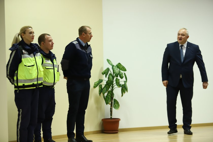 Връчиха парична награда на полицаите, отказали подкупа от 10 000 лв.