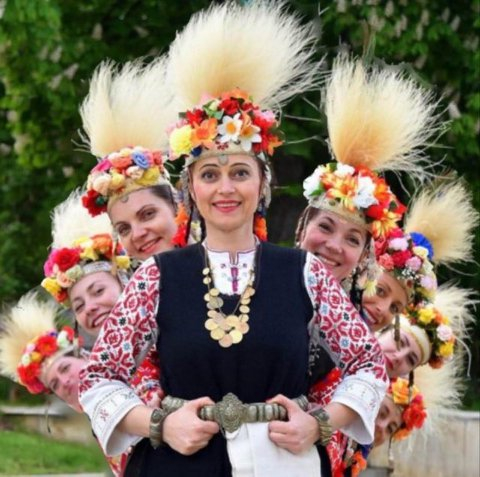 Внучките на Бистришките баби пеят за Мисис Вселена