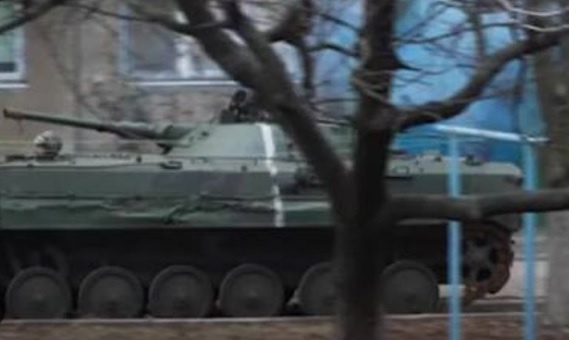 Sky News показа на ВИДЕО как ВСУ крие танкове и БМП зад жилищни сгради в Бахмут