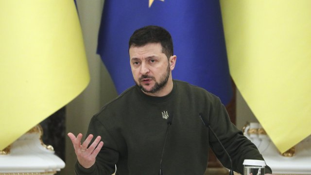 Зеленски предупреди  за голяма чистка в администрацията след корупционните скандали 