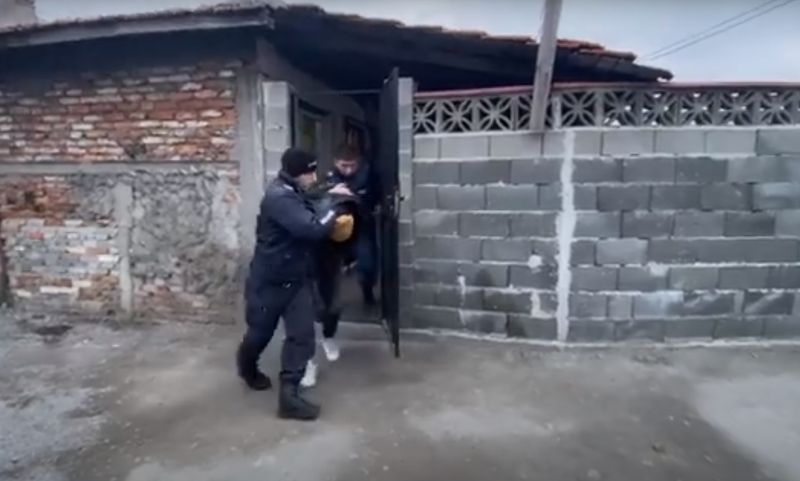 Закопчаха семейство дилъри от Бургас, ченгетата ахнаха от откритото в къщата им