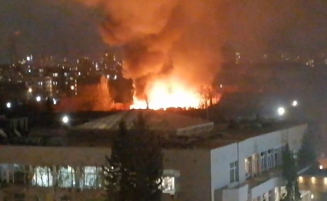 Огромен пожар посред нощ в София ВИДЕО 