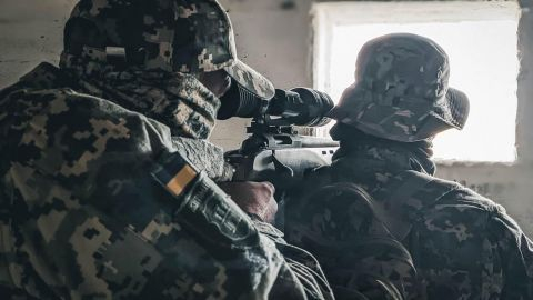 ВИДЕО от войната: Руски войници попаднаха в капан на снайперисти