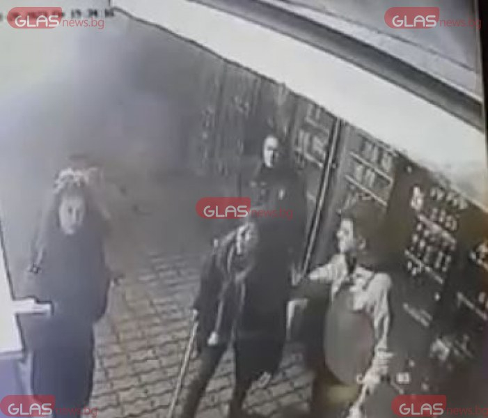 Подивели мъж и жена налагат с тояга малки деца на катерушка в София ВИДЕО 
