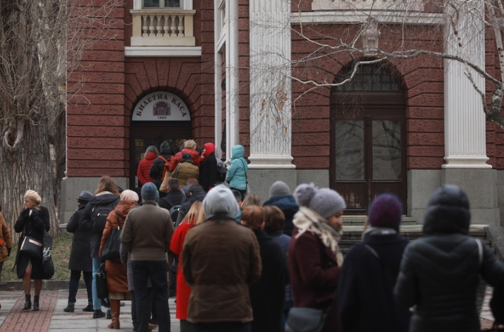 Такова стълпотворение пред Народния театър в София скоро не е имало, причината е ... ВИДЕО