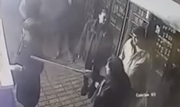 Разбра се кои са мъжът и жената, налагали с тояга малки деца на катерушка в София ВИДЕО 