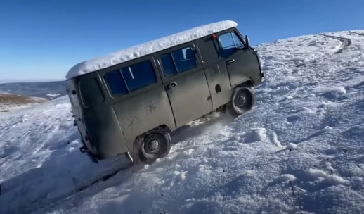 Кой кого ще победи: Лада Нива срещу УАЗ "Буханка" в офроуд битка ВИДЕО
