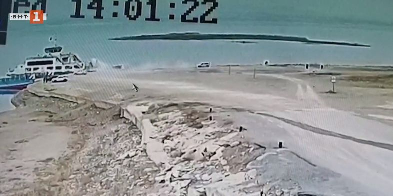 Автобус падна в езеро, зрелищно ВИДЕО