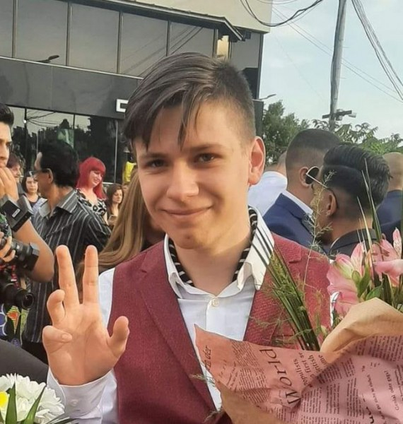 Виждали ли сте тези младежи, търсят ги под дърво и камък СНИМКИ