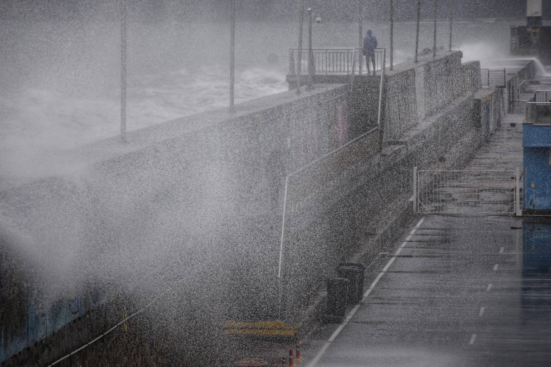 Вълни по 3-4 метра заливат нашето Черноморие, ще има разрушения