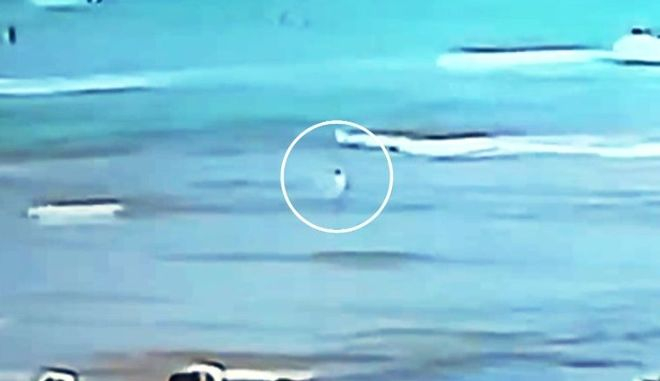 Ужас с 10-годишно момче на красив плаж, камера засне кошмара ВИДЕО