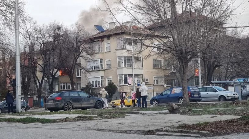 Извънредна ситуация в жилищна кооперация в Пловдив, пожарни хвърчат към мястото СНИМКИ