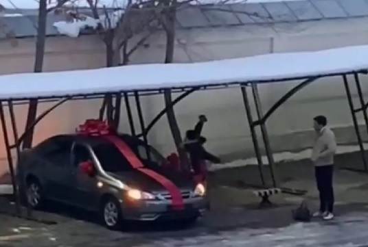 Жена получи кола като подарък от мъжа си, но я почупи с тухла, понеже... ВИДЕО 