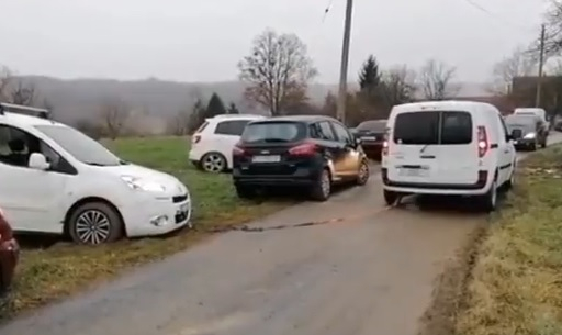 Мъж се опита да помогне и да изтегли друга кола, не е истина какво се случи ВИДЕО
