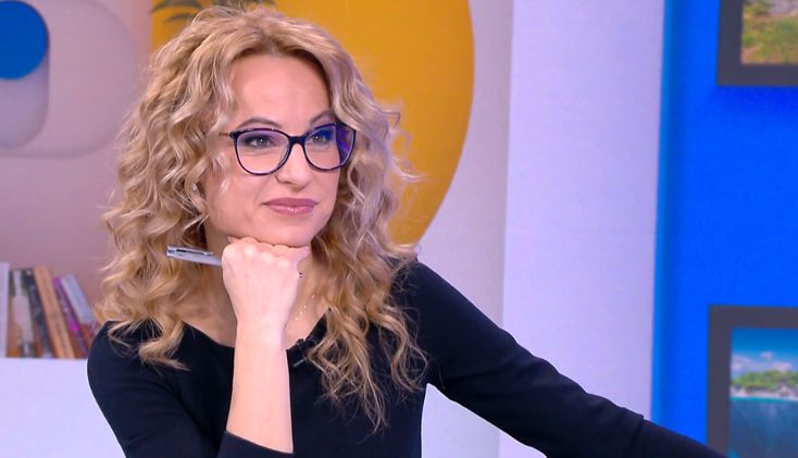 Цънцарова лъсна в оскъдна рокля, заголи... СНИМКИ 18+