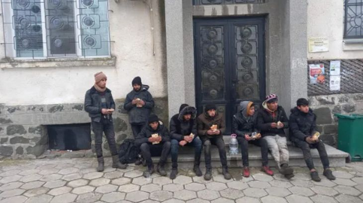 Тумба мигранти го закъсаха здраво край Трояново