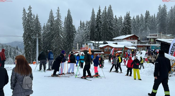 Пистите в този роден курорт почерняха от народ СНИМКИ 