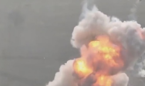 ВИДЕО от войната: Украински войници се издигнаха на височина 20-25 м. след мощна експлозия на БМП-2