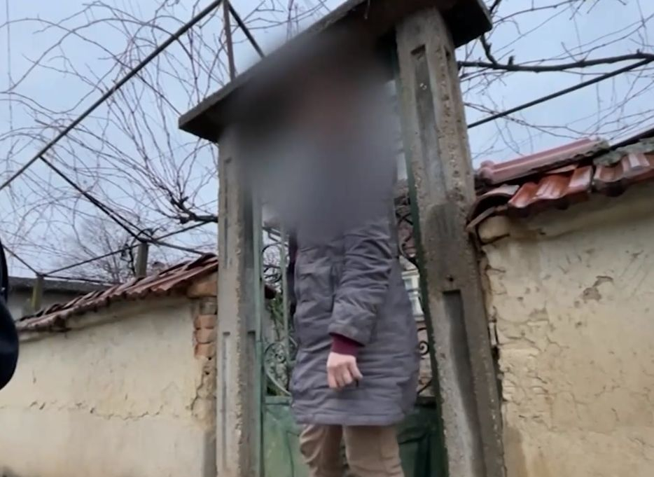 Горнооряховският полицай, налетял сексуално на 14-г. момиче, го издебнал в банята и... ВИДЕО 