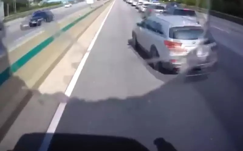 Ето защо не трябва да карате в лентата за автобуси на градския транспорт 
