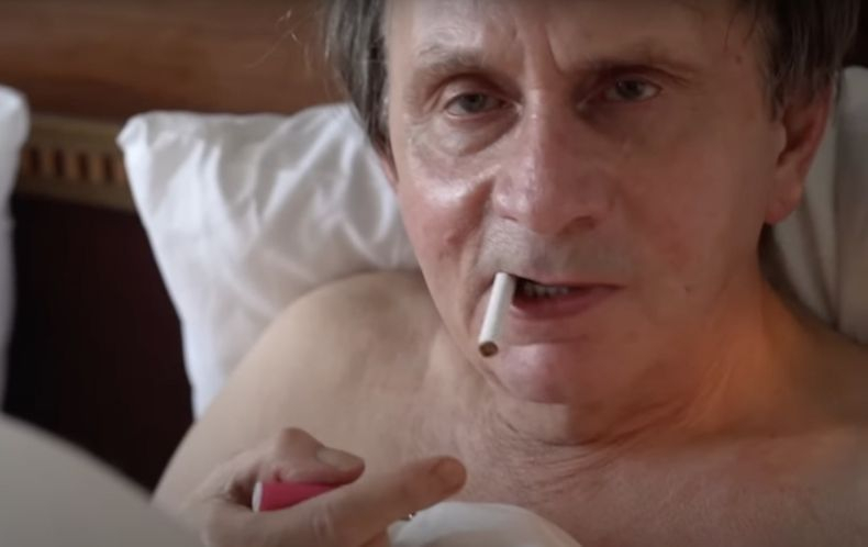 66 г. прочут френски писател ще се раздава в бясна секс оргия с отбрани проститутки, а жена му...