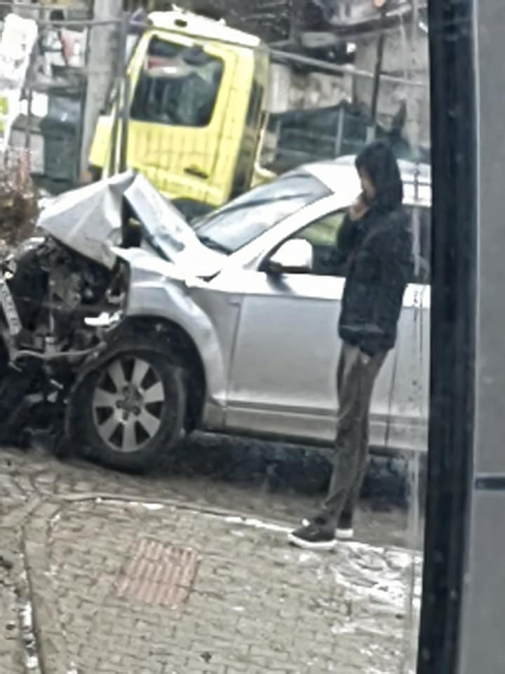 Първо в БЛИЦ! Адско меле с кола и трамвай в София, автомобилът не прилича на нищо СНИМКИ