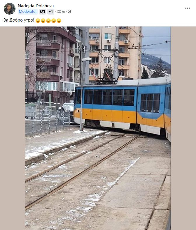 Първо в БЛИЦ! Адско меле с кола и трамвай в София, автомобилът не прилича на нищо СНИМКИ