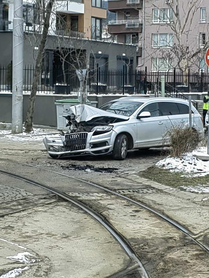 Първо в БЛИЦ! Адско меле с кола и трамвай в София, автомобилът не прилича на нищо СНИМКИ