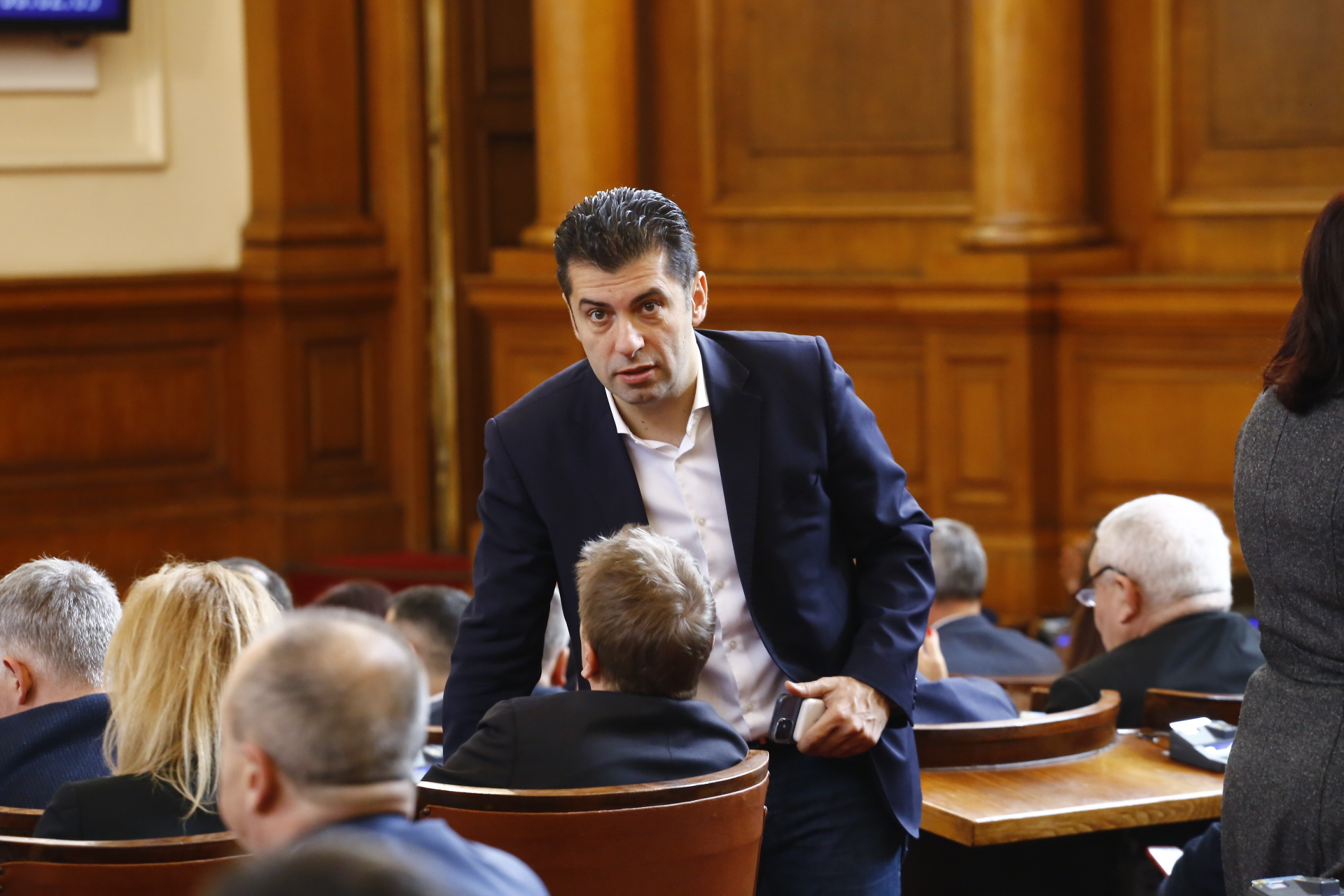 С разпри и напрежение започна извънредното заседание на НС