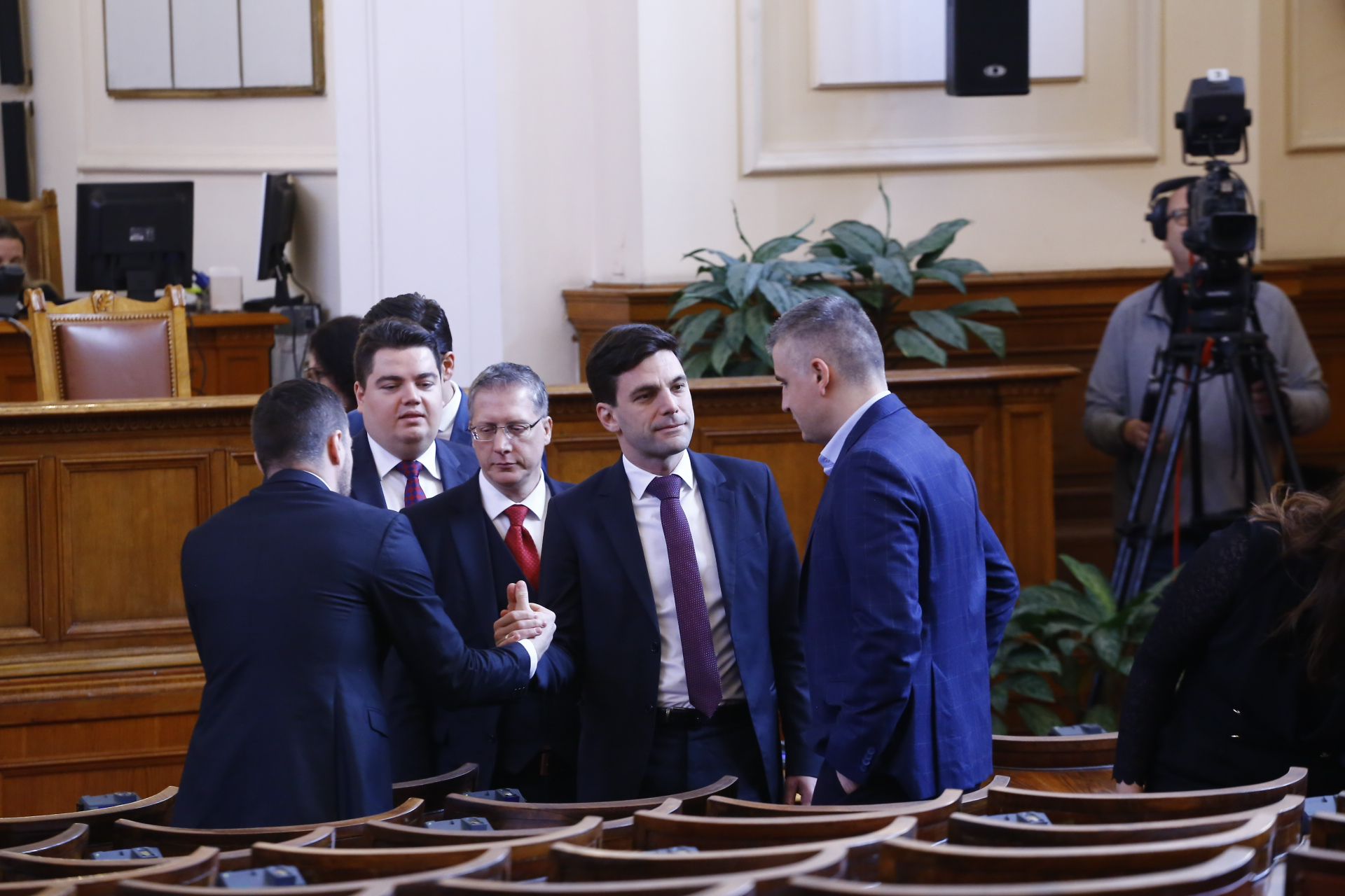 С разпри и напрежение започна извънредното заседание на НС