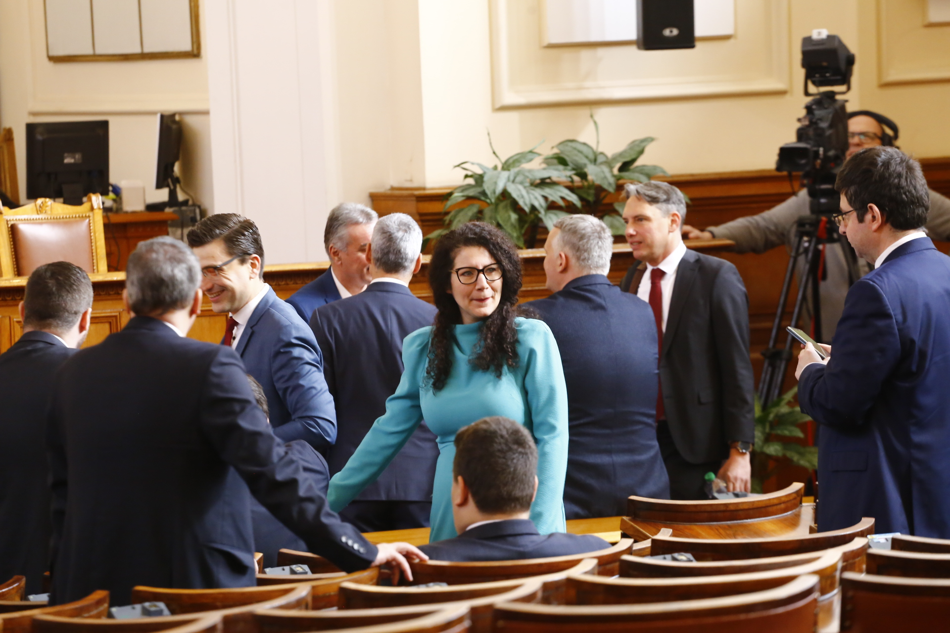 С разпри и напрежение започна извънредното заседание на НС