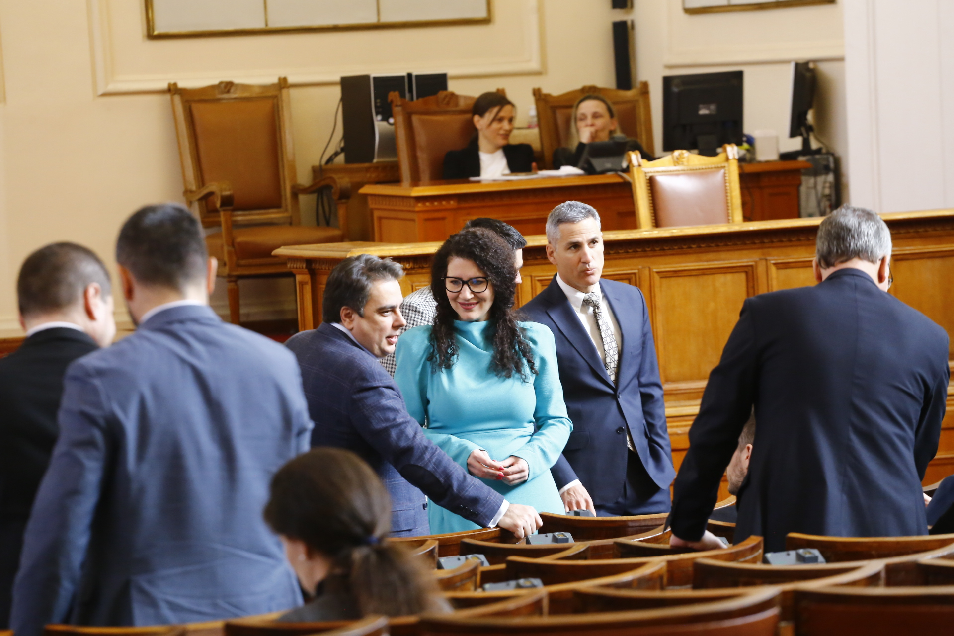С разпри и напрежение започна извънредното заседание на НС