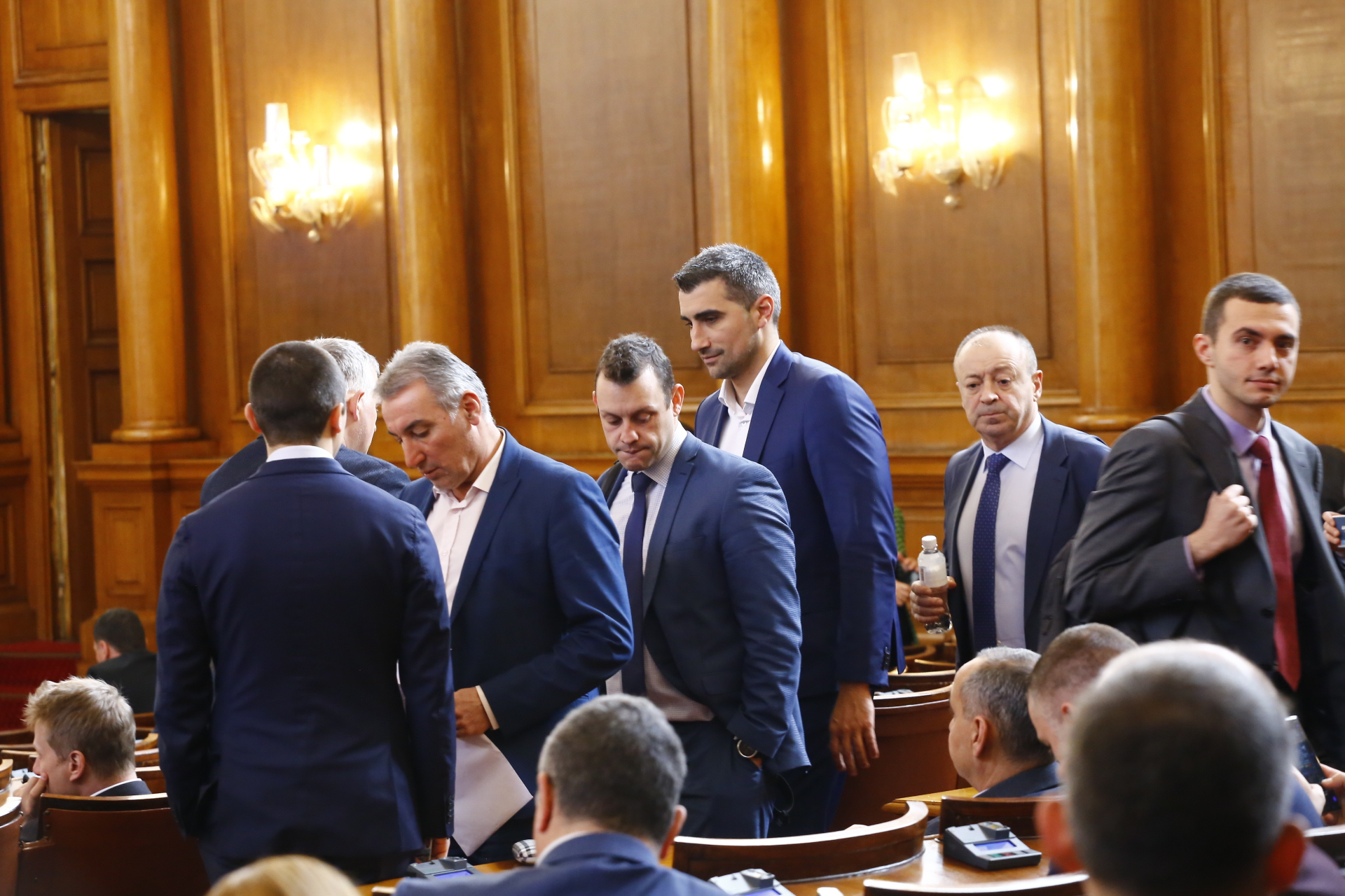 С разпри и напрежение започна извънредното заседание на НС