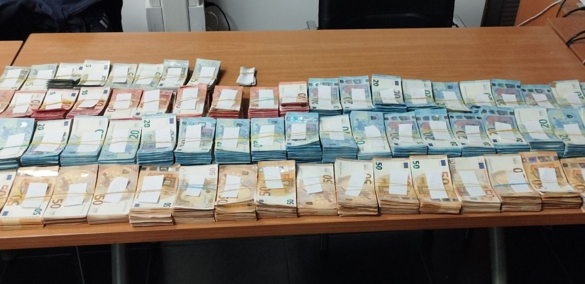 Никога не сте виждали толкова пари накуп, колкото откриха в тайници наши митничари  ВИДЕО