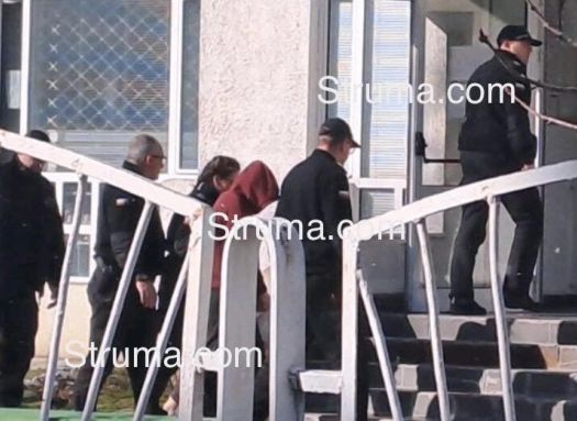 Скрита под качулка, спипаната с дрога полицайката Симона влезе в съда СНИМКИ 