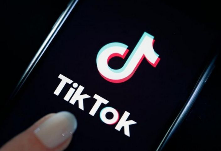 Млада търновка се пусна на живо в TikTok, нагълта се с шепа хапчета и... 