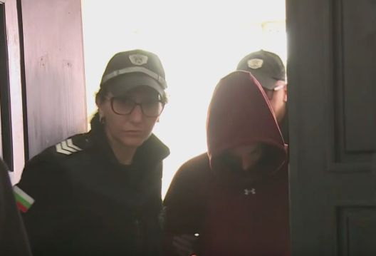 Хванатата с дрога полицайка Симона искa на свобода, за да се грижи за детето си, съдът реши да...