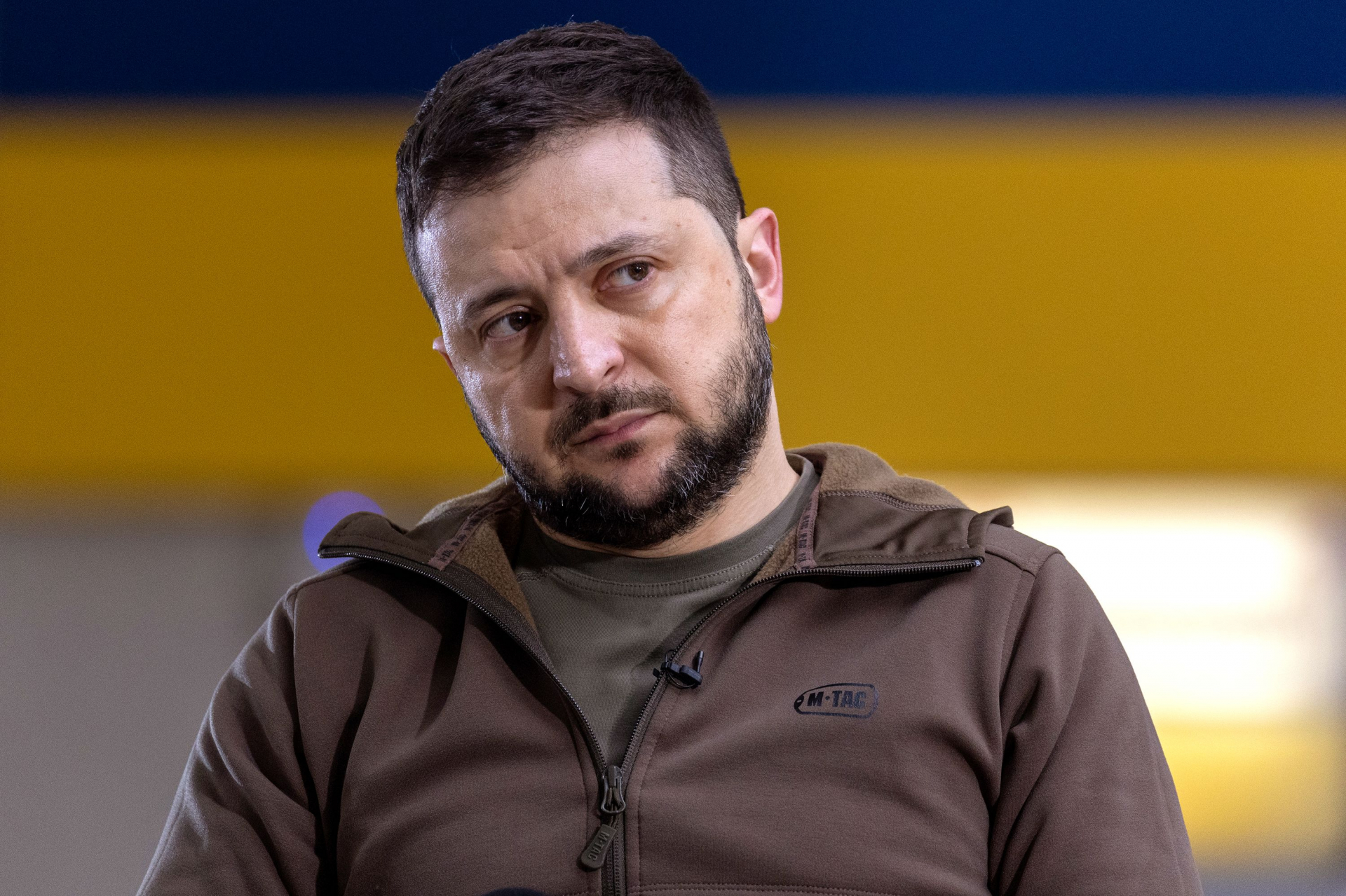 Стана ясно кой облича Зеленски в камуфлаж за много пари