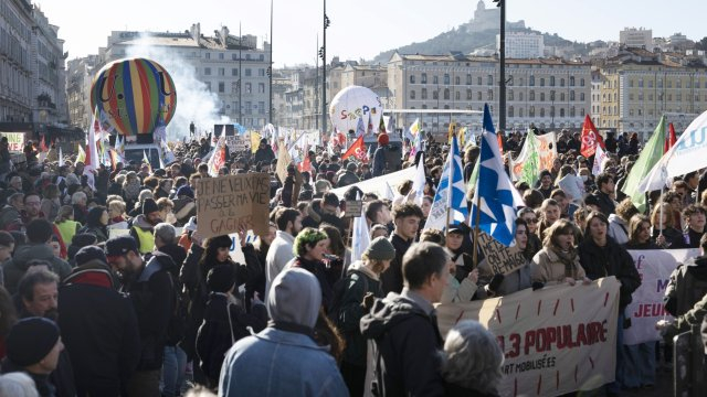 Над милион французи протестираха в Париж, пратиха им 11 000 полицаи