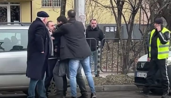 Грозно зрелище в София! Бият служител на ЦГМ заради скоба ВИДЕО 