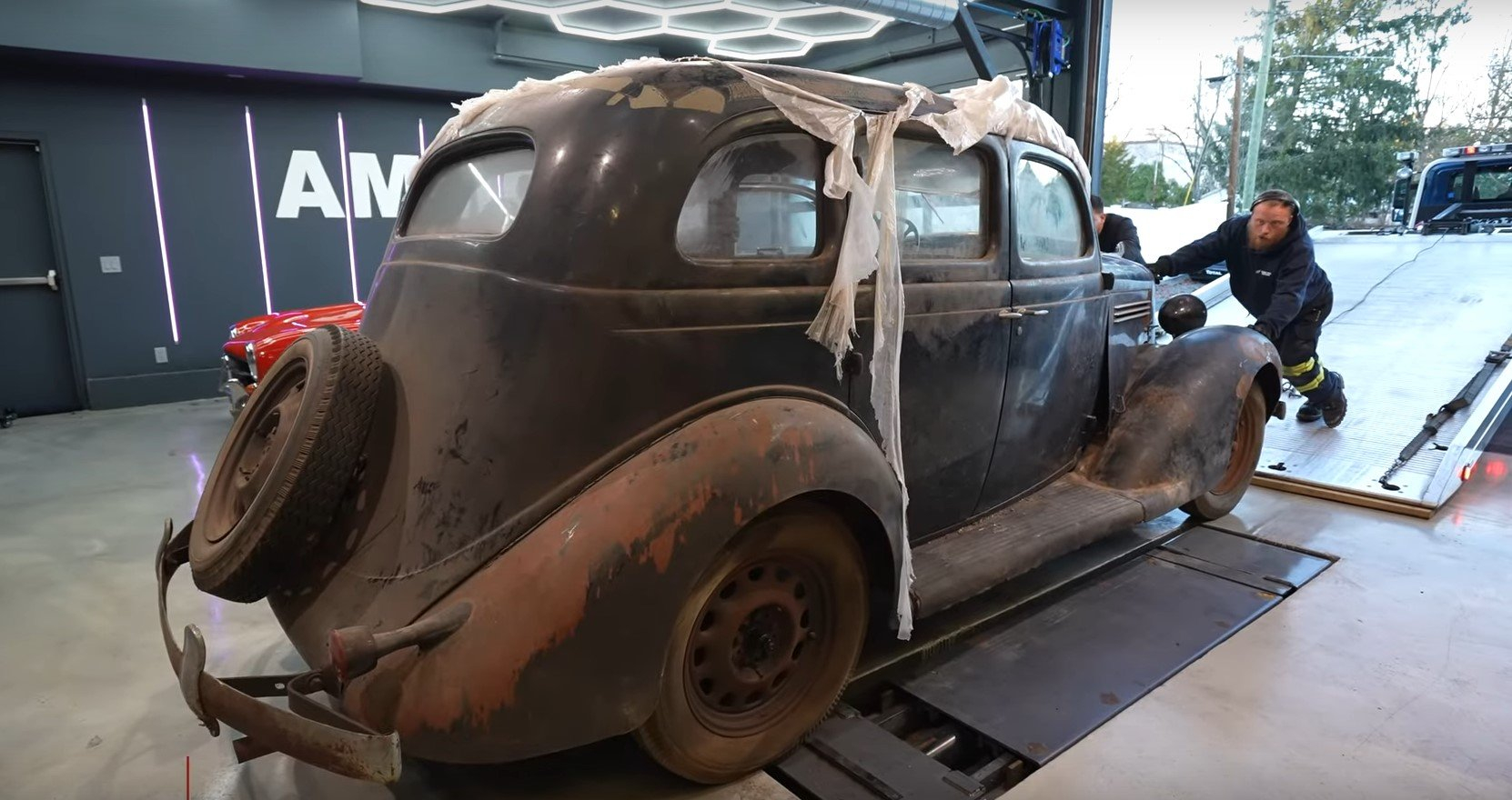Вижте какво се случи с Plymouth PJ от 1935 г., когато тръгнаха да го мият ВИДЕО