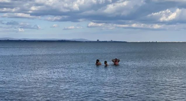 Смели бургазлии захвърлиха дрехи край морския бряг и...