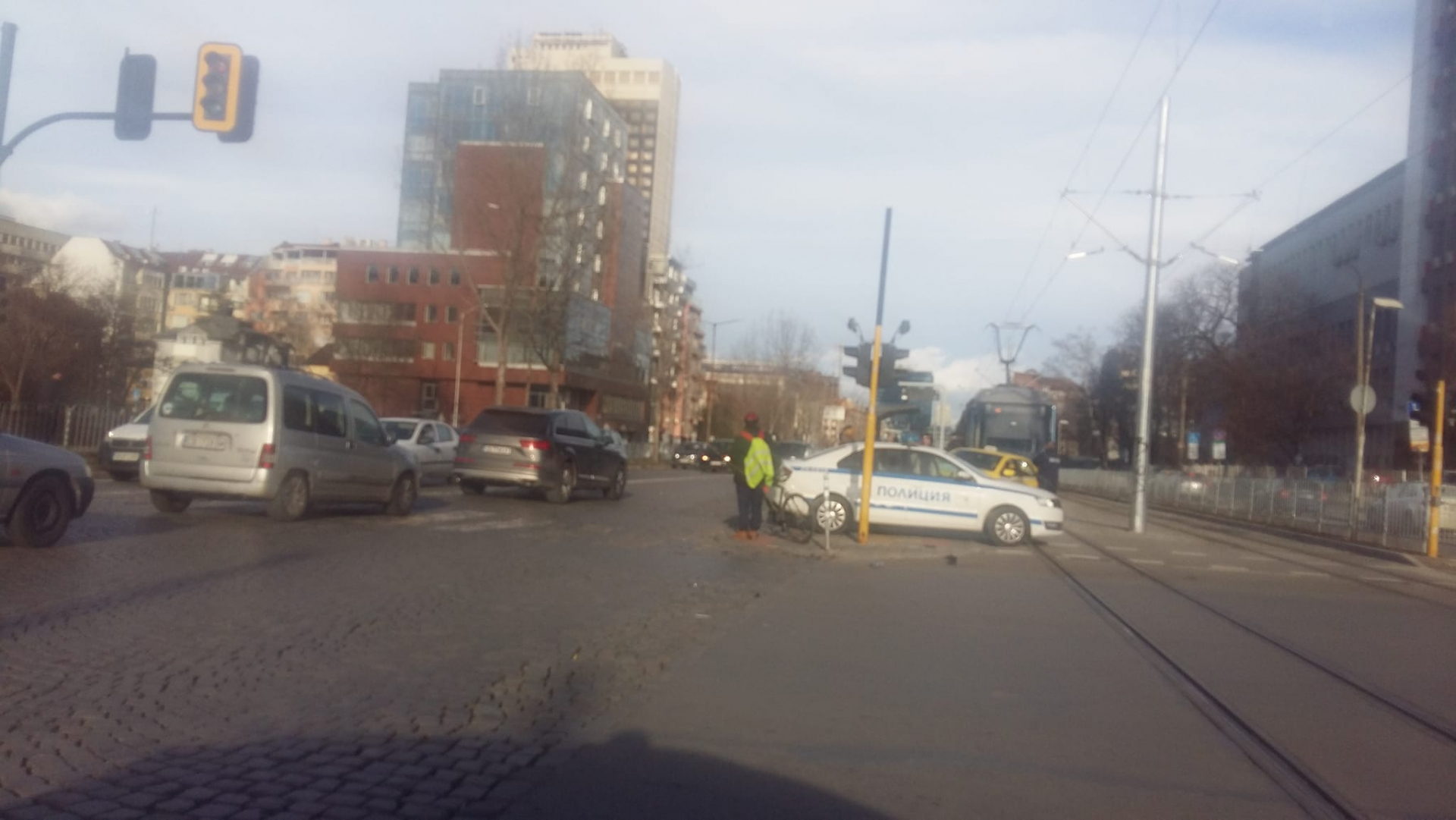 Такси и кола се помляха пред столична болница СНИМКИ 