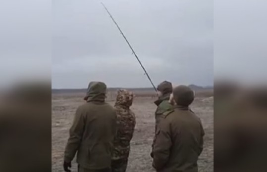 ВИДЕО от войната: Руски бойци завързаха дрон към въдица, за да... 