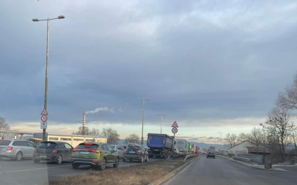 Ужасно задръстване на Околовръстното СНИМКИ