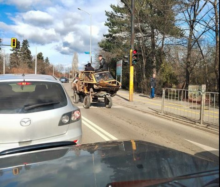 Kаруците в София са забранени, а това превозно средство? СНИМКА